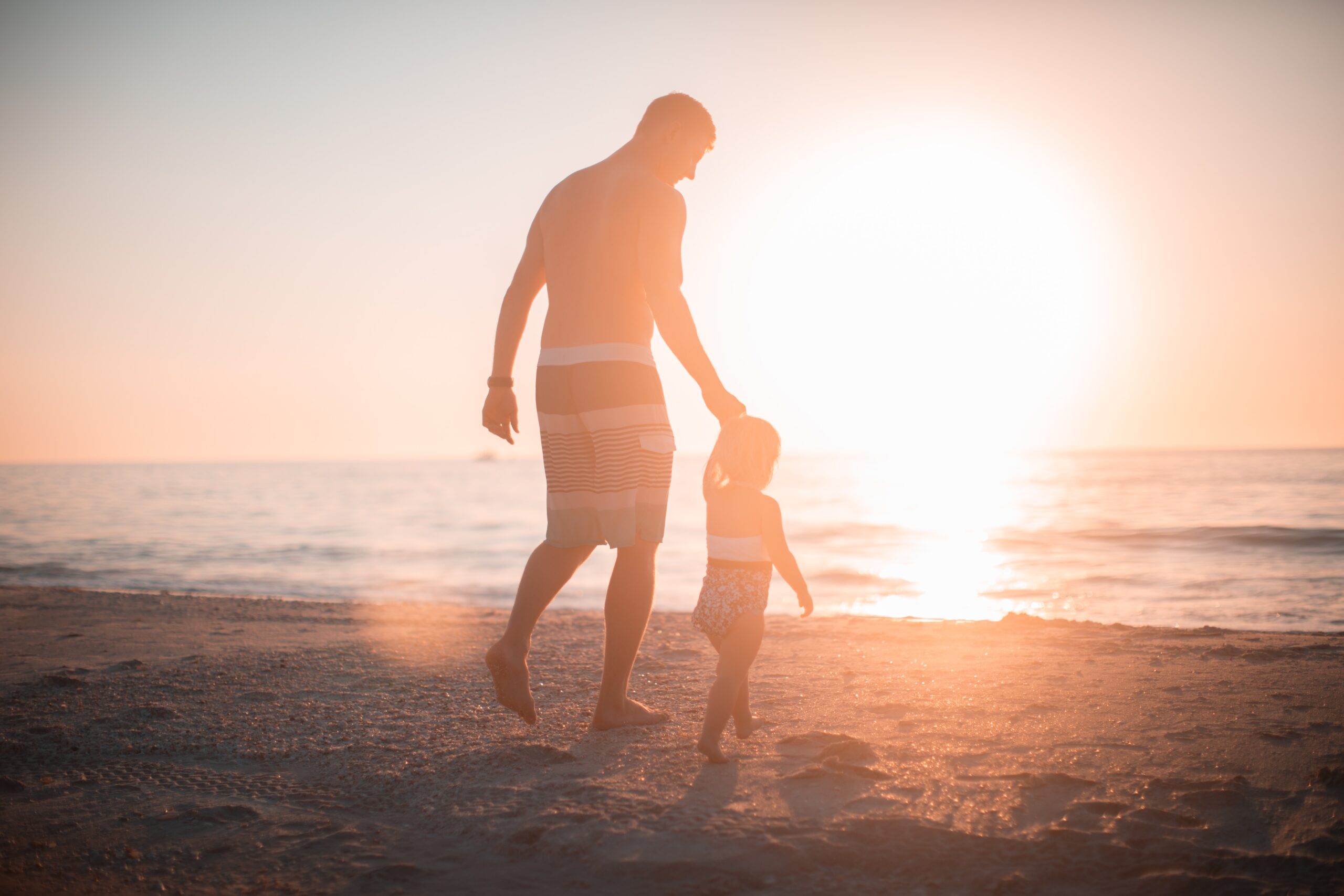 tata i dziecko na plaży